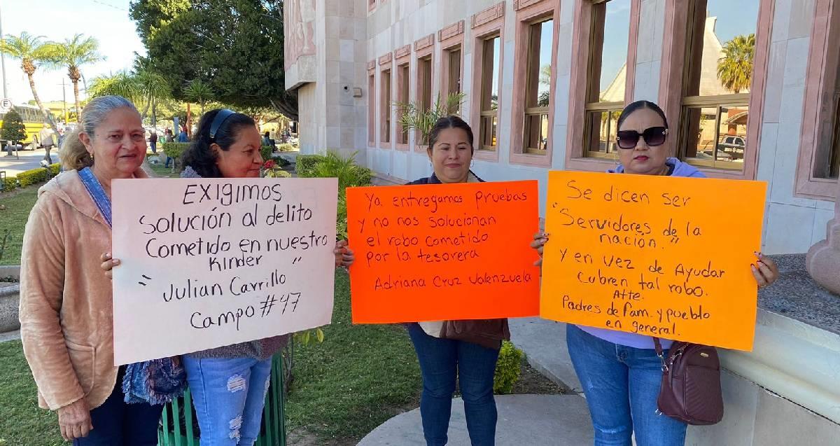 Madres se manifiestan en jardín de niños Julian Carrillo en Obregón