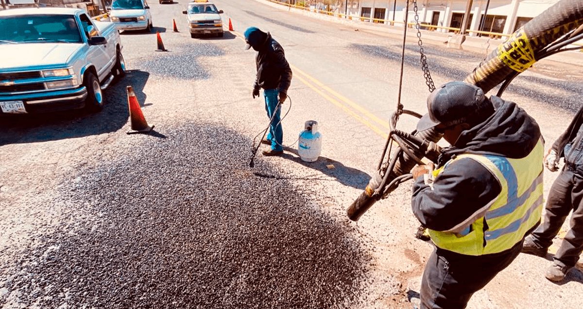 Realizan trabajos de bacheo en Nogales