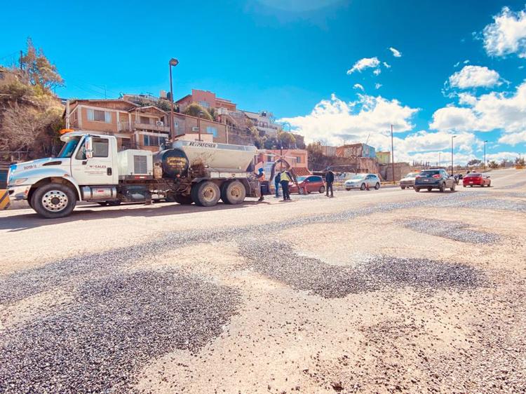 Realizan trabajos de bacheo en Nogales