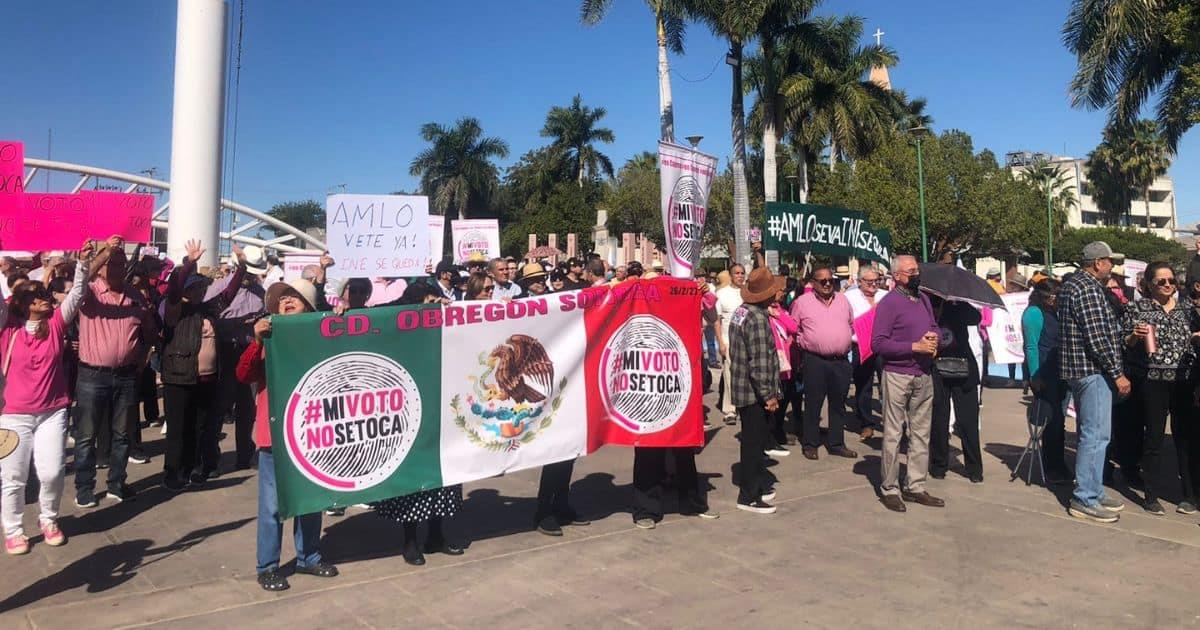 Acuden cientos de cajemenses a marcha en defensa del INE