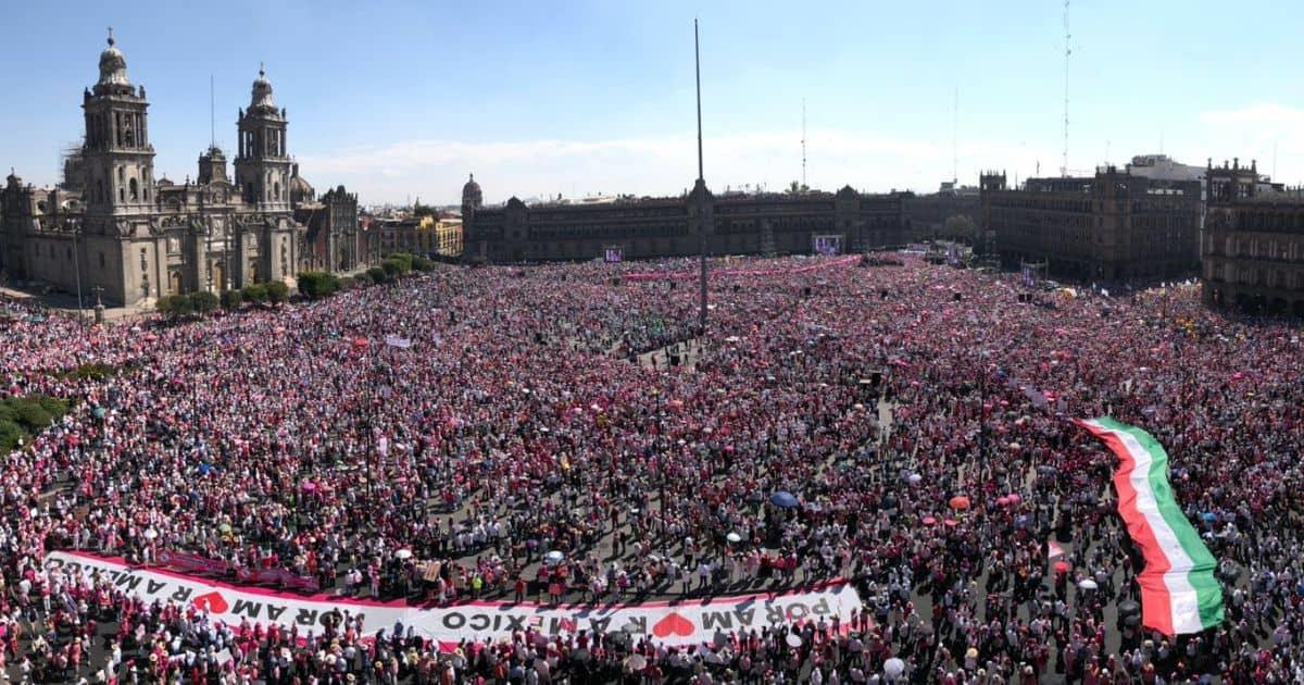 Marcha a favor del INE pinta el Zócalo de rosa y blanco