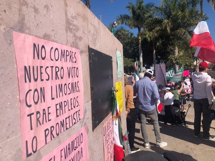 Acuden cientos de cajemenses a marcha en defensa del INE