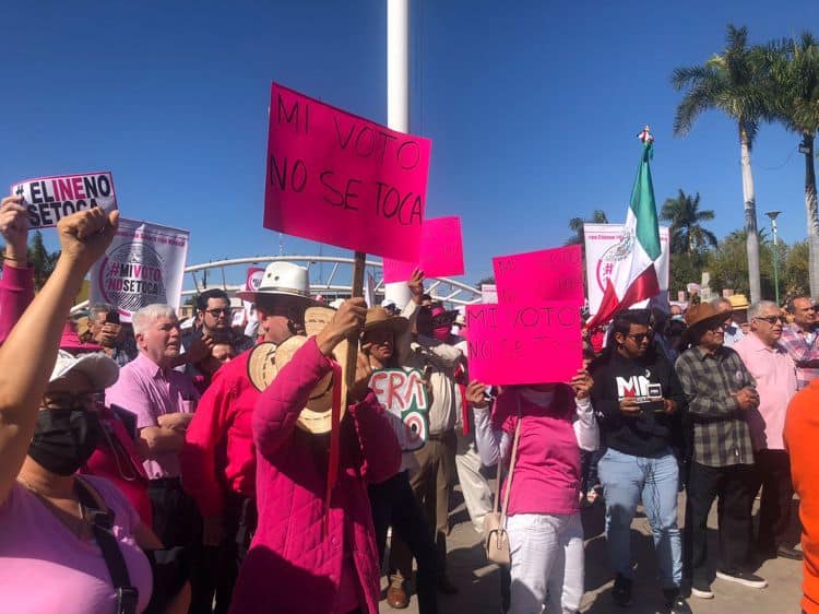 Acuden cientos de cajemenses a marcha en defensa del INE