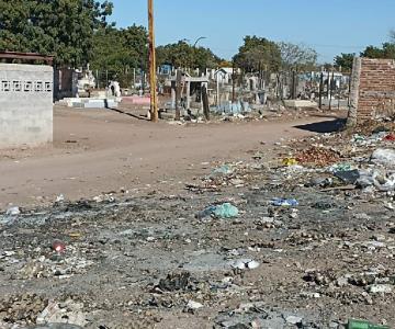 No respetan campo santo en Navojoa: siguen tirando basura en Las Piedritas