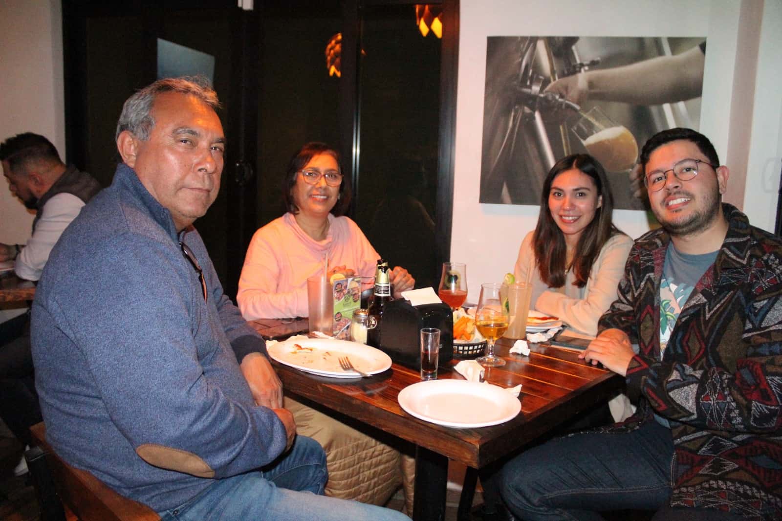 Noche relajada y ambiente de amigos