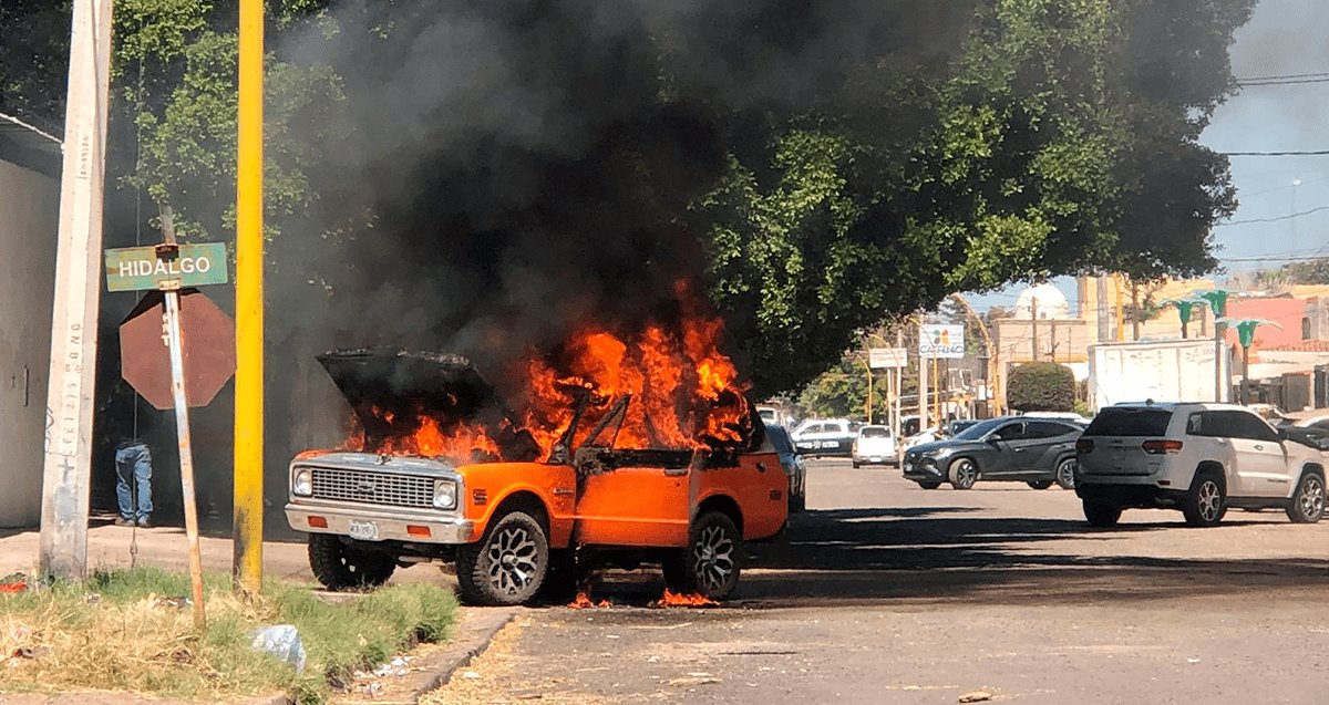 Falla mecánica causa explosión en auto clásico; reportan pérdidas totales