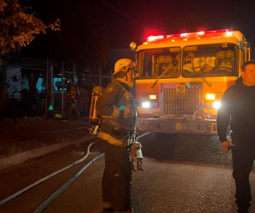 Héroes en acción: bomberos rescatan a abuelita de incendio en su hogar