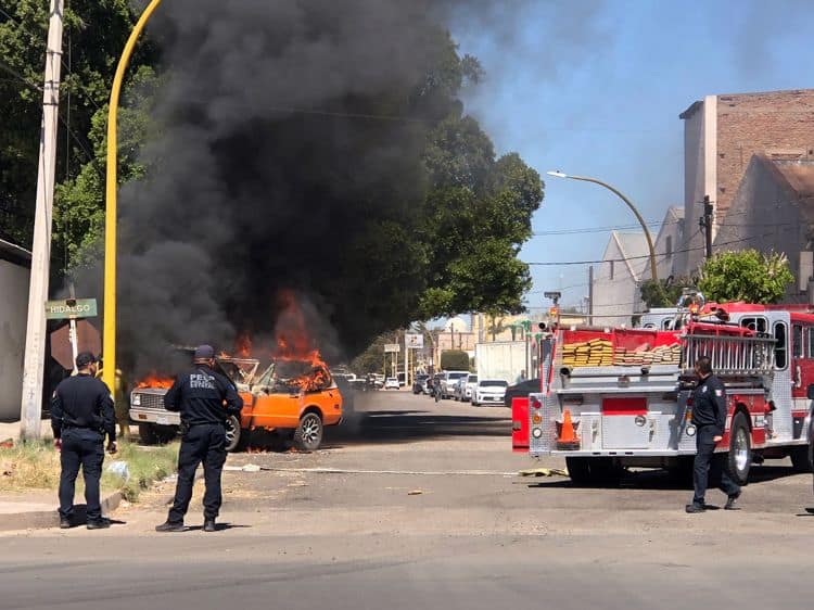 Falla mecánica causa explosión en auto clásico; reportan pérdidas totales