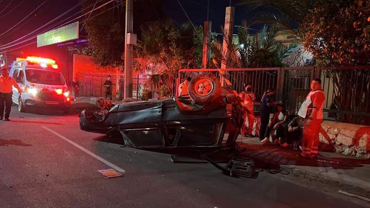 Aparatoso choque deja una camioneta volcada en San Benito, Hermosillo