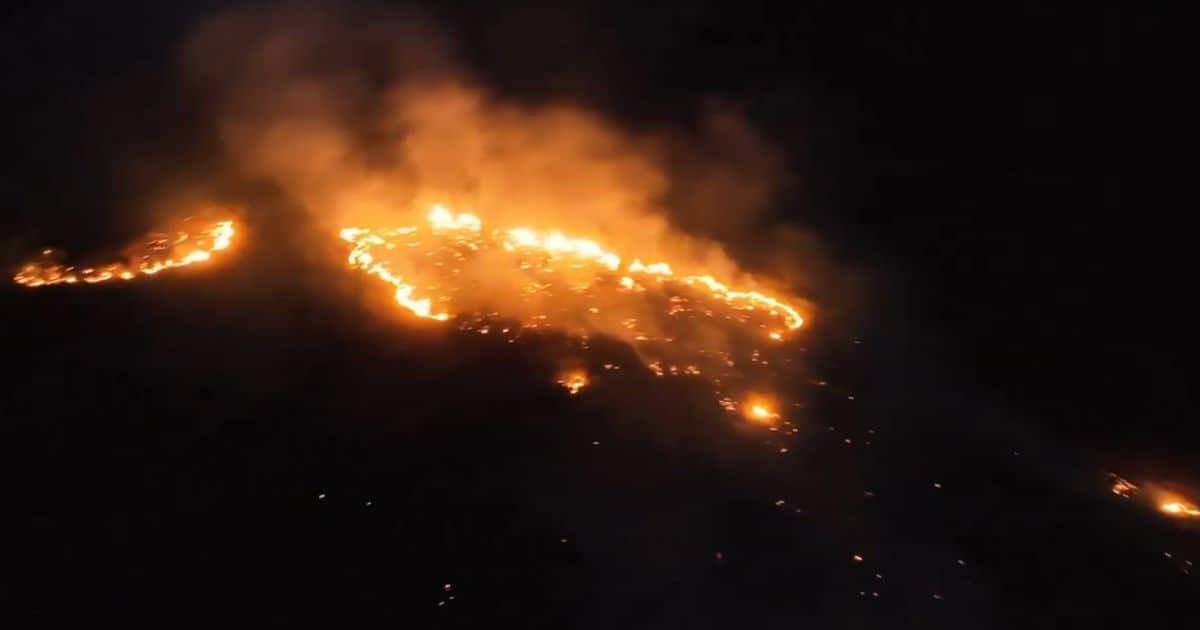 Reportan fuerte incendio en cerro del Bachoco