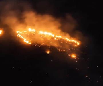Reportan fuerte incendio en cerro del Bachoco