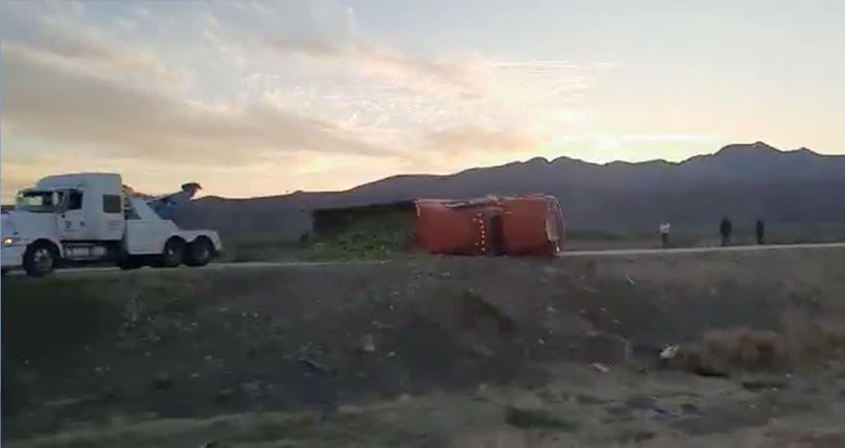 Volcadura de tractocamión en tramo Obregón-Guaymas genera caos vial