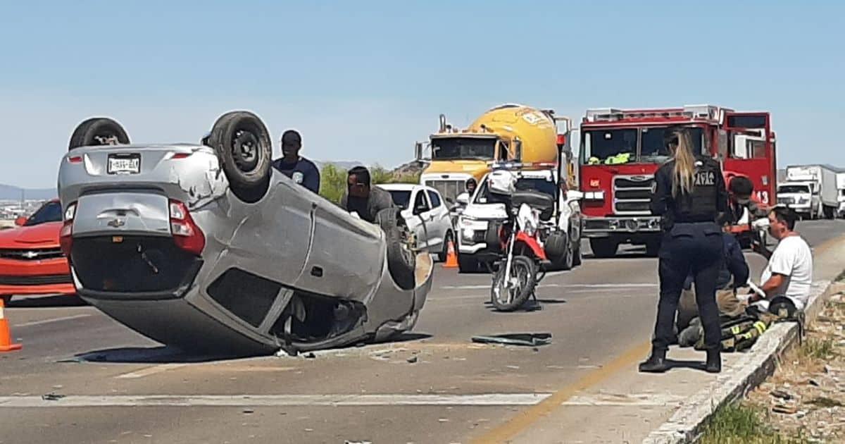 Auto sufre aparatoso volcamiento en carretera Hermosillo-Guaymas