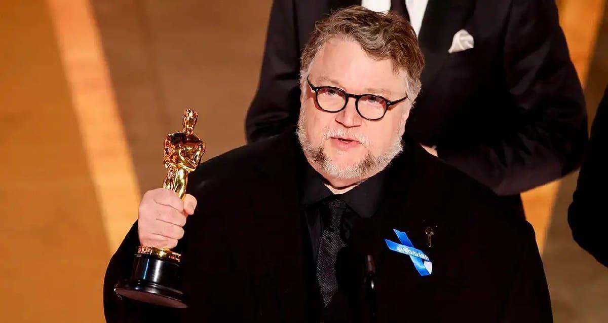 ¿Qué significa la cinta azul de Guillermo del Toro en los Oscars?