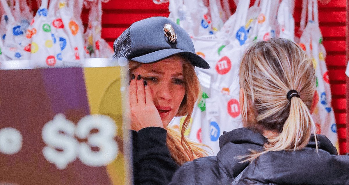 Captan a Shakira llorando en una tienda con una fan