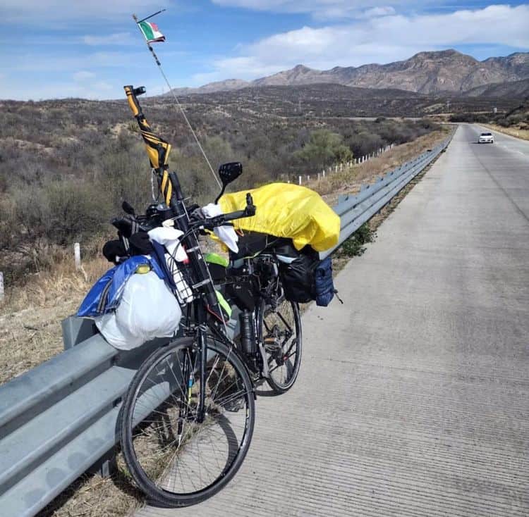 Rosario viaja en su Yaquibicla miles de kilómetros para llegar a Cajeme