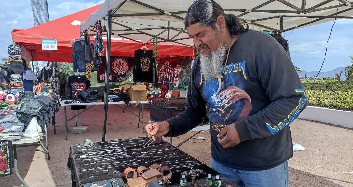 No era una fase: inició vendiendo camisas de bandas y ahora es su negocio