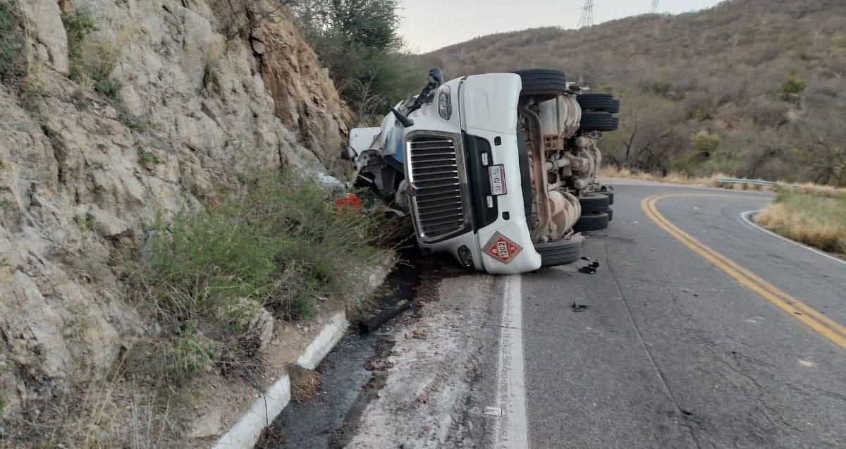 Vuelca pipa que transportaba diésel en tramo Ures-Mazocahui