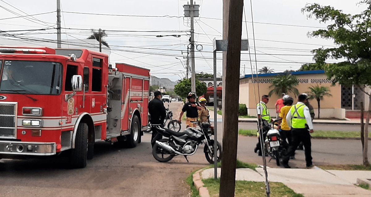 Choque de motociclista contra vehículo resulta en heridas de cadera