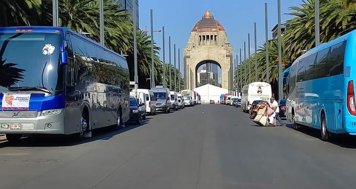 Arriban camiones para concentración en el Zócalo