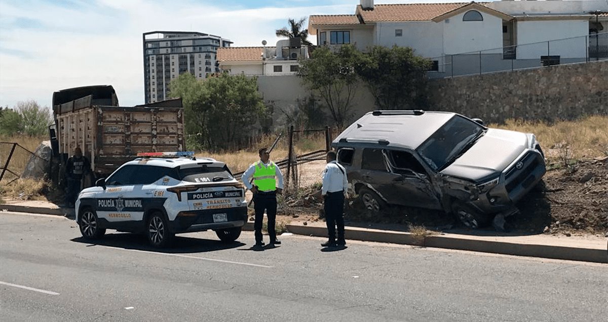 Reportan choque en colonia Pitic; encuentran armas de fuego en camioneta