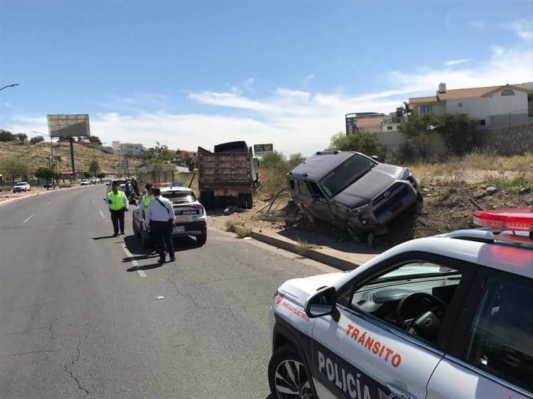 Reportan choque en colonia Pitic; encuentran armas de fuego en camioneta