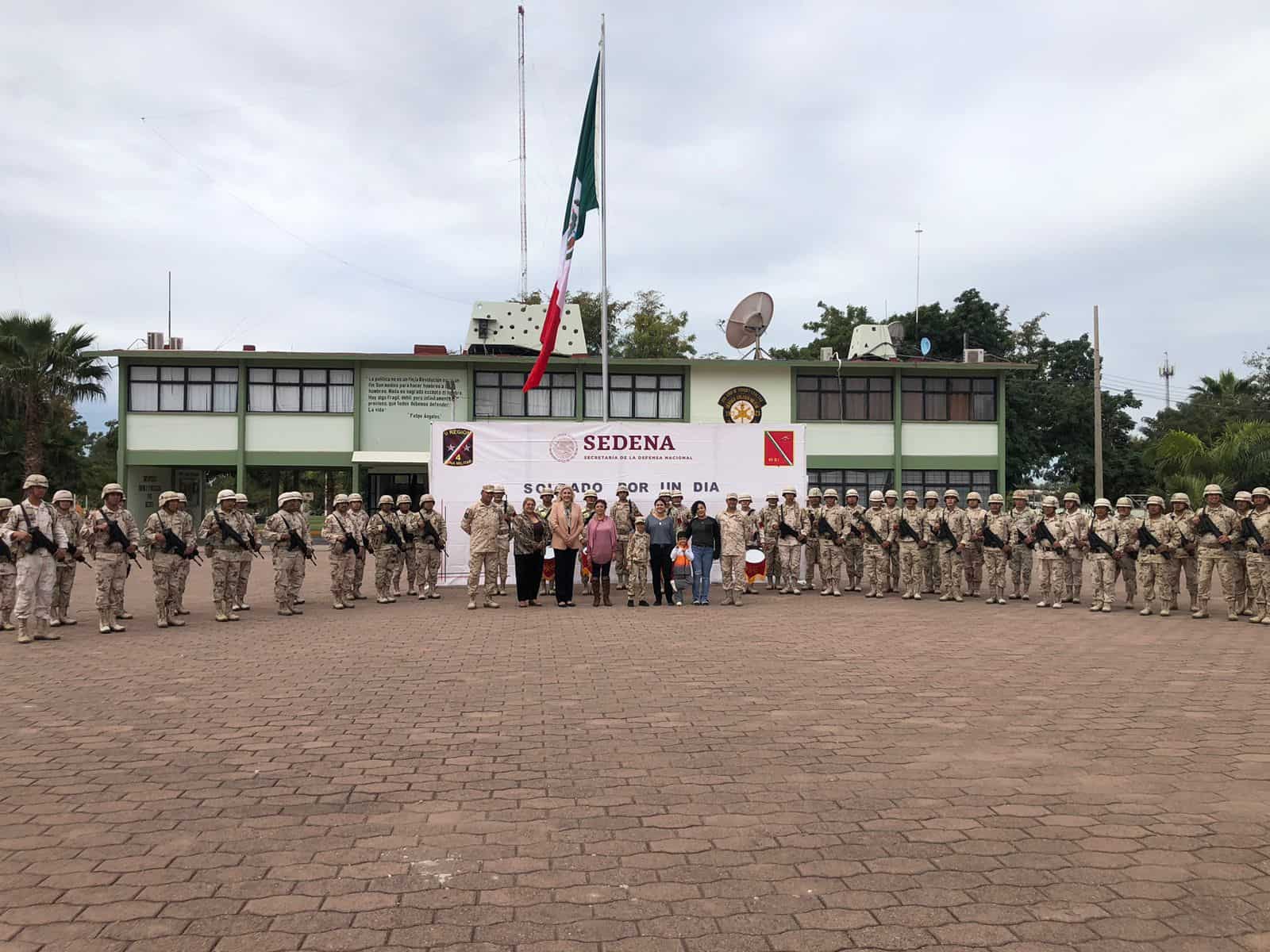 El pequeño Hugo cumple su sueño y se convierte en Soldado por un Día