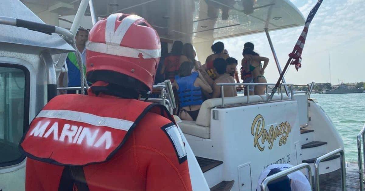 Rescatan a 12 personas tras hundirse embarcación en Yucatán