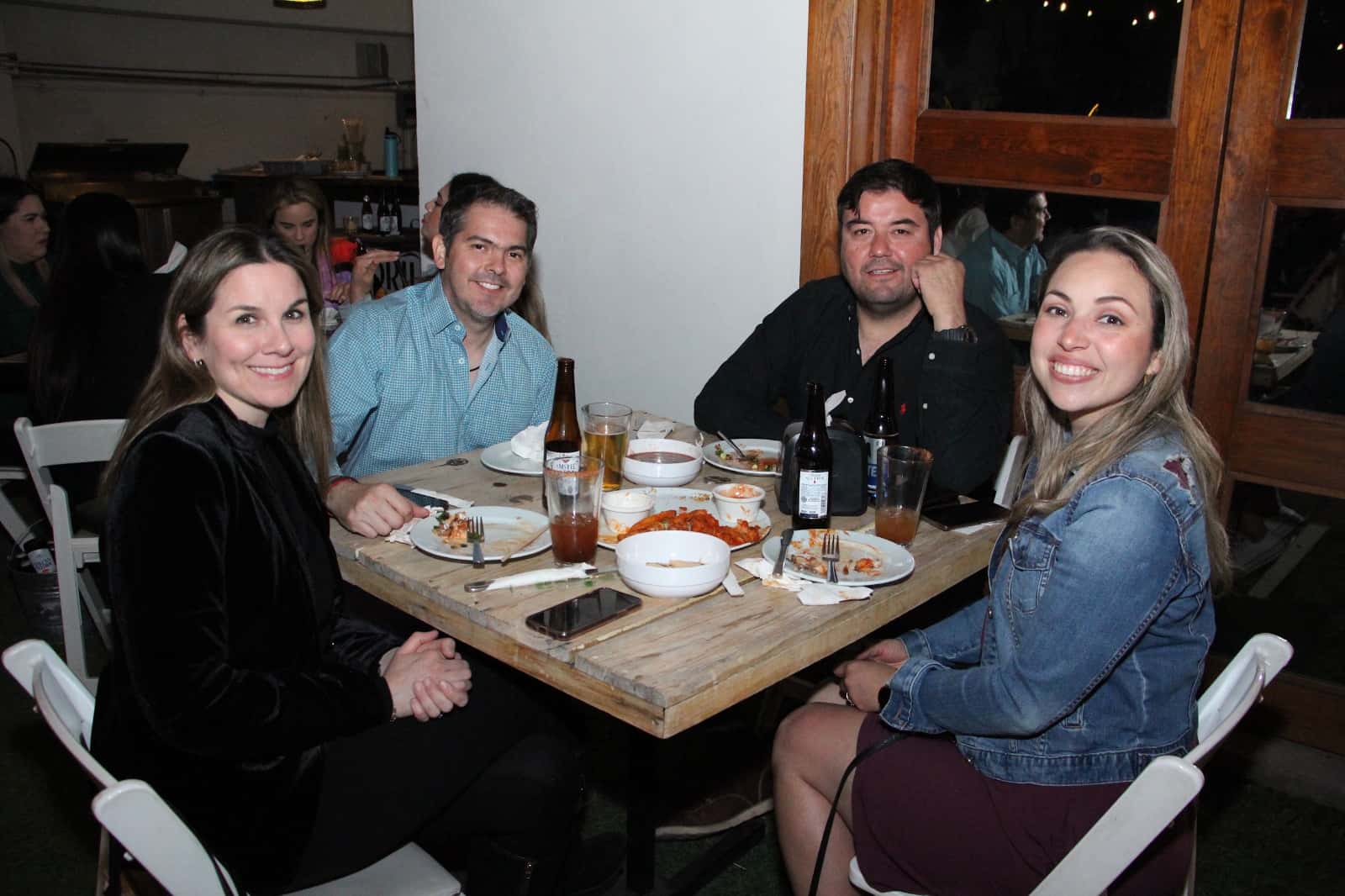 Degustan de una rica cena en Casa Sorjuana