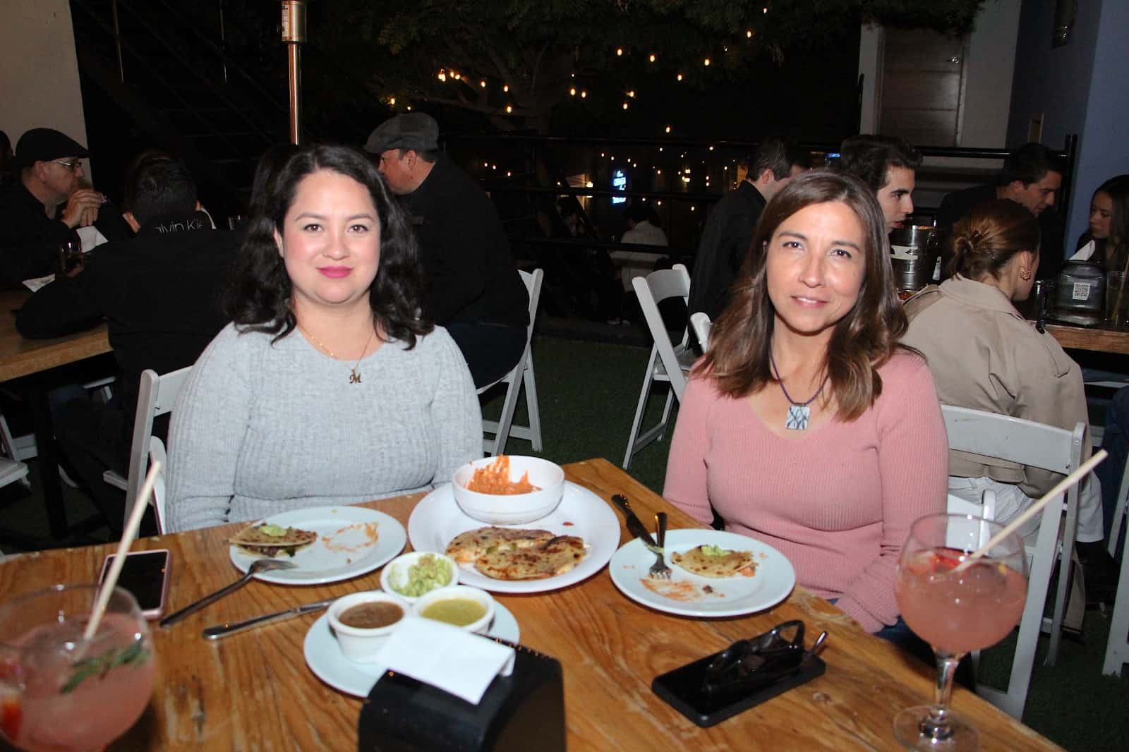 Degustan de una rica cena en Casa Sorjuana