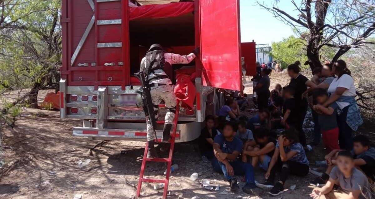 Rescatan a más de cien migrantes abandonados en carretera de Nuevo León