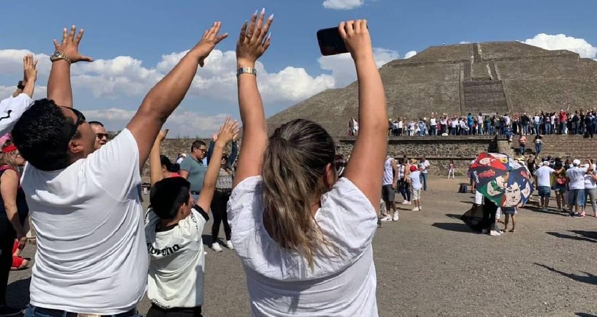 Levantan los brazos al cielo para recargar energía en Teotihuacán