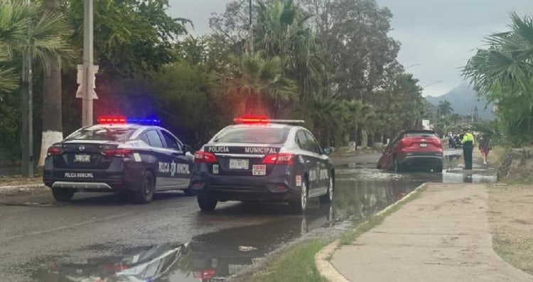 Caen dos autos en enorme socavón provocado por aguas negras