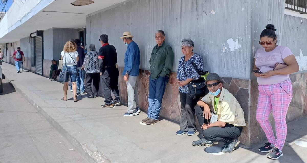 Se presentaron largas filas en la Comisión Estatal del Agua en Guaymas