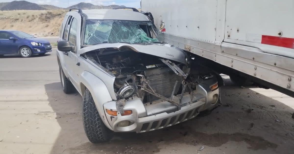 Camioneta termina debajo de trailer tras chocar en el Solidaridad