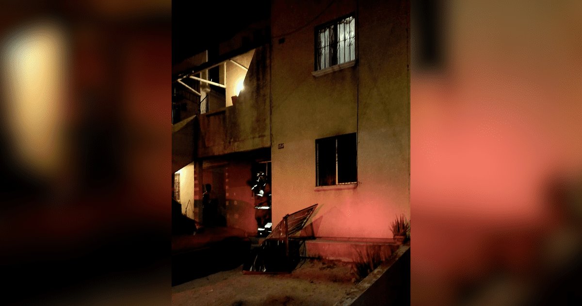 Rescatan a mujeres de una casa en llamas; dos resultan intoxicadas