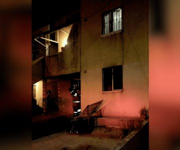 Rescatan a mujeres de una casa en llamas; dos resultan intoxicadas
