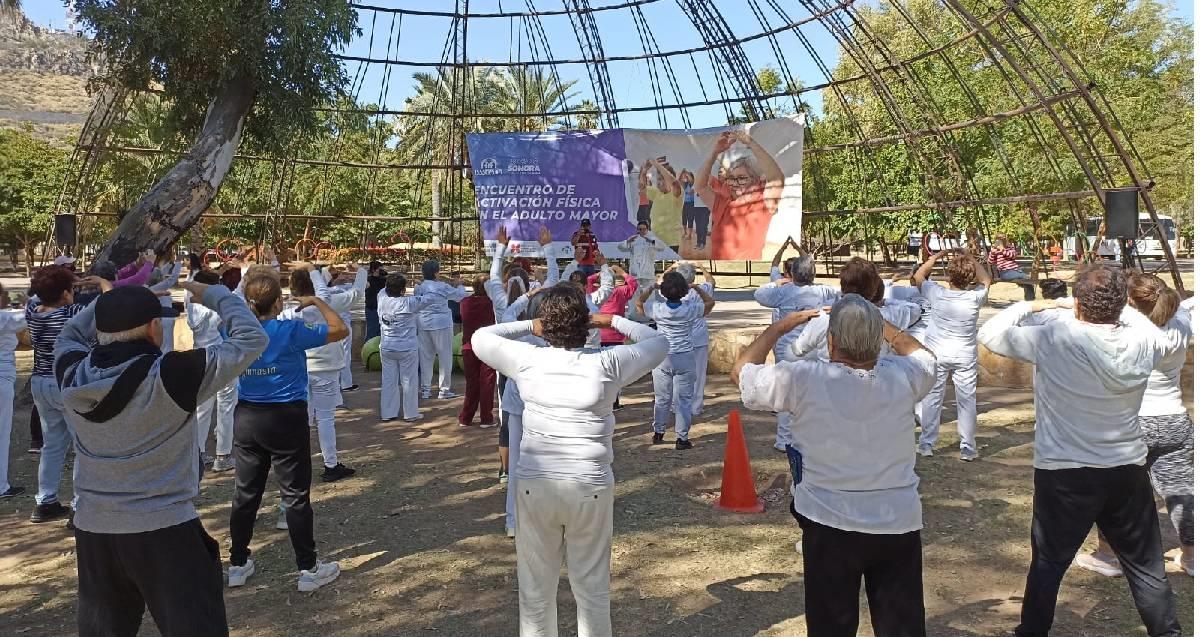 Adultos mayores participan en el Primer Encuentro de Activación Física