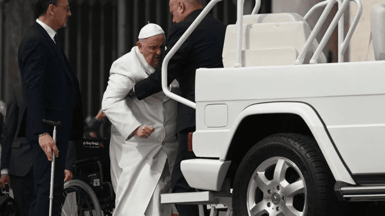 Internan al Papa Francisco por infección pulmonar