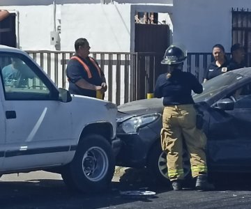 Choque deja daños materiales en la San Benito; no se obedeció el semáforo