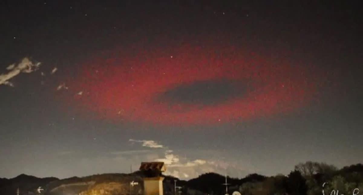 Un extraño anillo rojo gigante ilumina el cielo en Italia