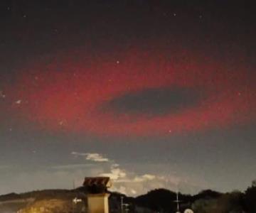 Un extraño anillo rojo gigante ilumina el cielo en Italia