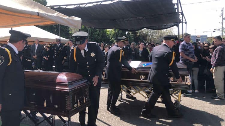 Despiden en homenaje póstumo a policías Jesús Navarro y Jorge Galindo