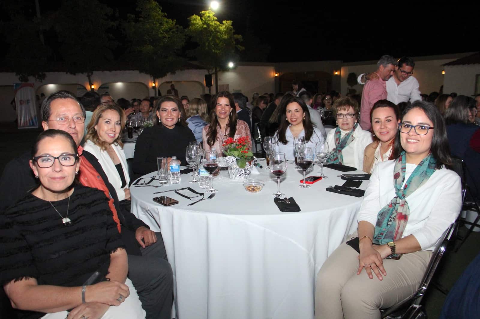 Cena a ciegas a beneficio de niños con debilidad visual