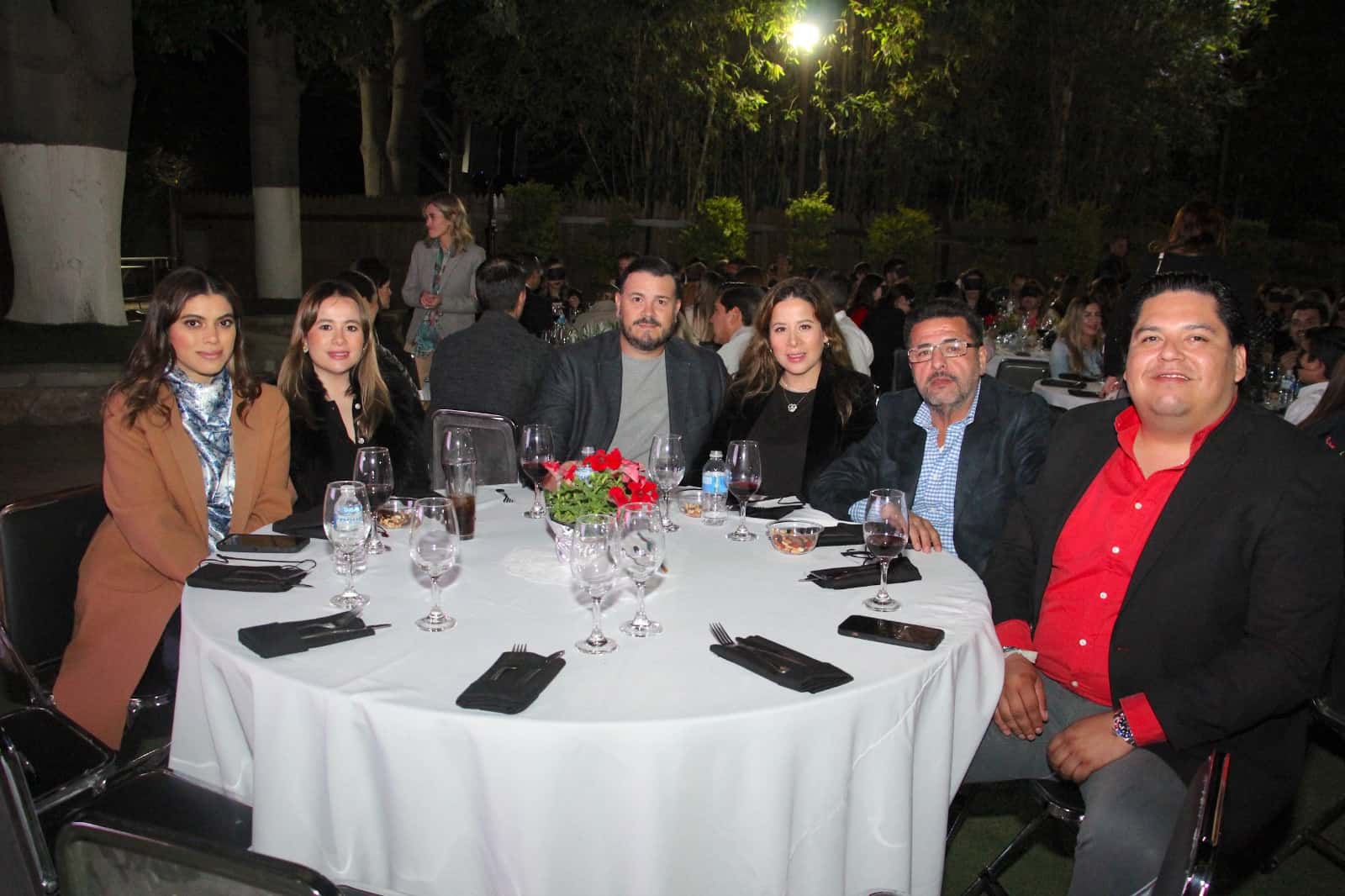 Cena a ciegas a beneficio de niños con debilidad visual