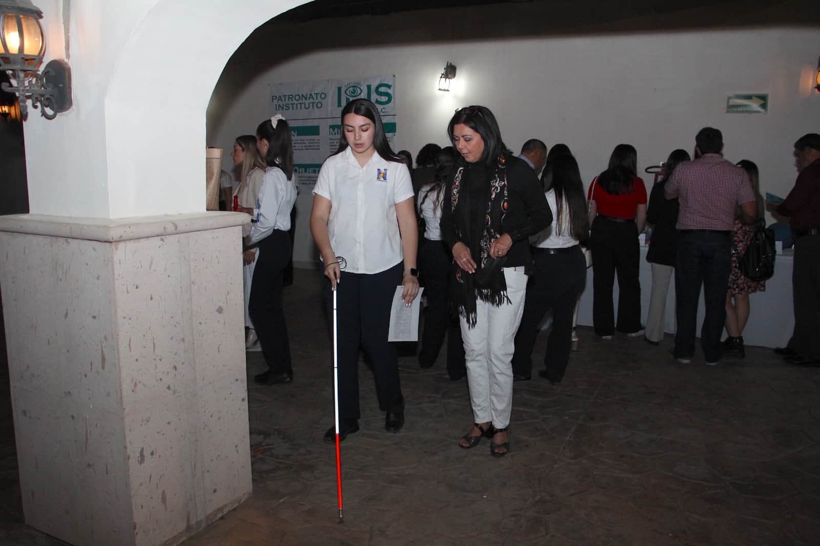 Cena a ciegas a beneficio de niños con debilidad visual