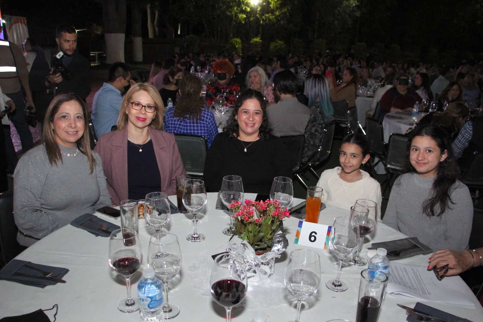 Cena a ciegas a beneficio de niños con debilidad visual