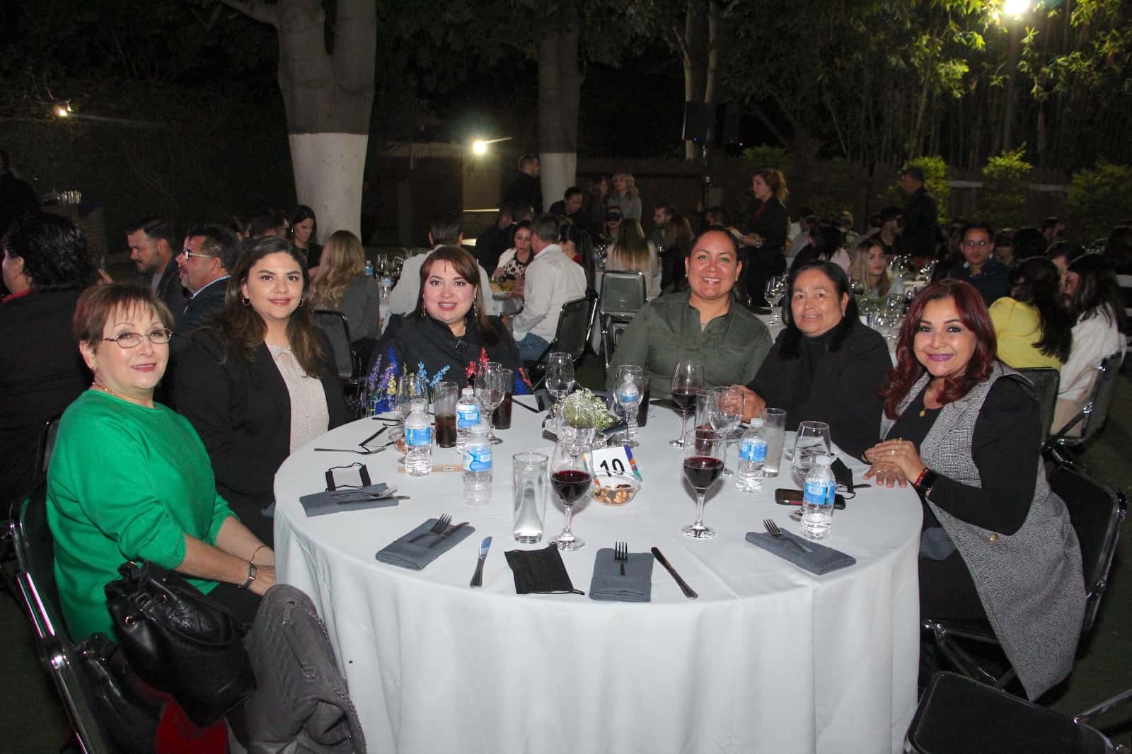 Cena a ciegas a beneficio de niños con debilidad visual