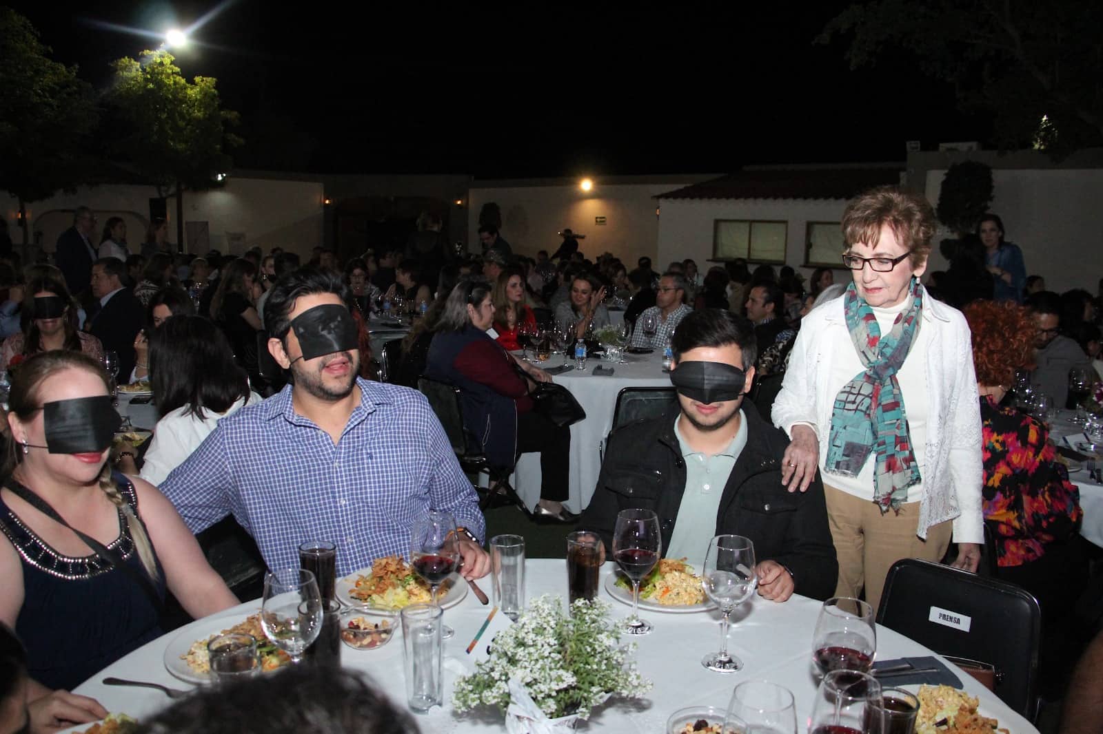 Cena a ciegas a beneficio de niños con debilidad visual