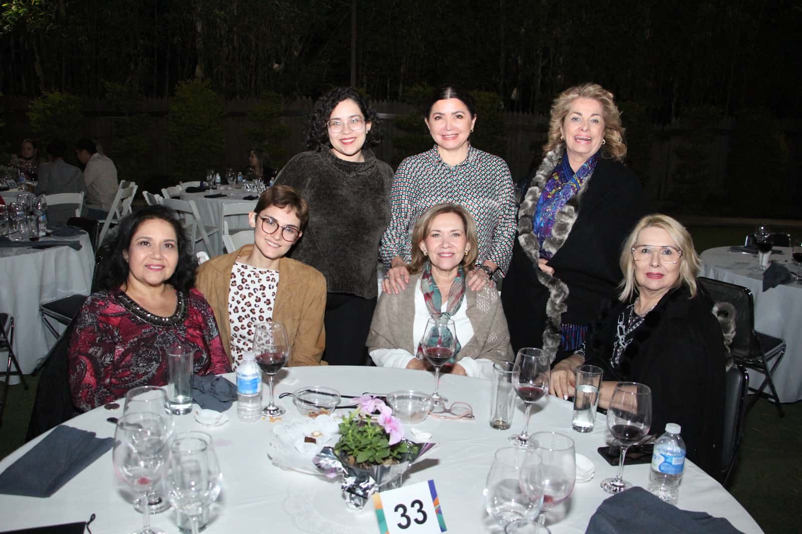 Cena a ciegas a beneficio de niños con debilidad visual